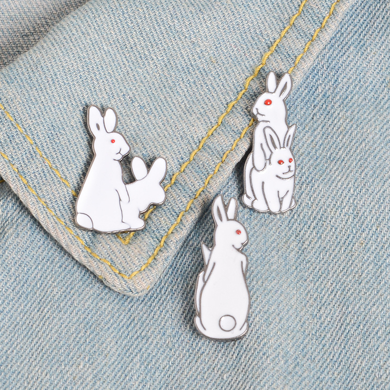 Embroidery Rabbit - 漫画動物ブローチピン、バニーラペル、エナメルピン、デニムジャケット、衣類ボタンバッジ、面白いかわいいジュエリー、邪悪な白いウサギのギフト