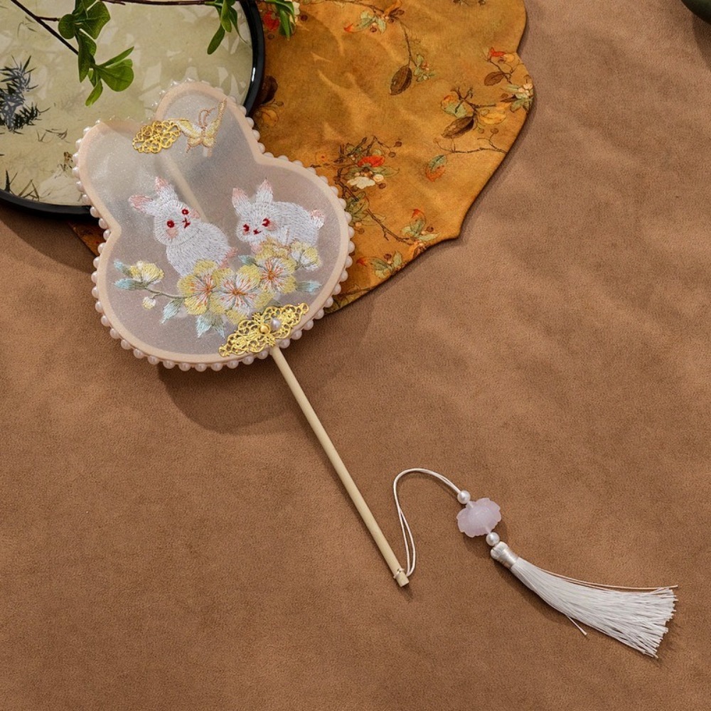 Embroidery Rabbit - 手持ち中国風刺繍扇子 長柄うさぎ型古代風扇子 タッセルとパール装飾付きダンス扇子