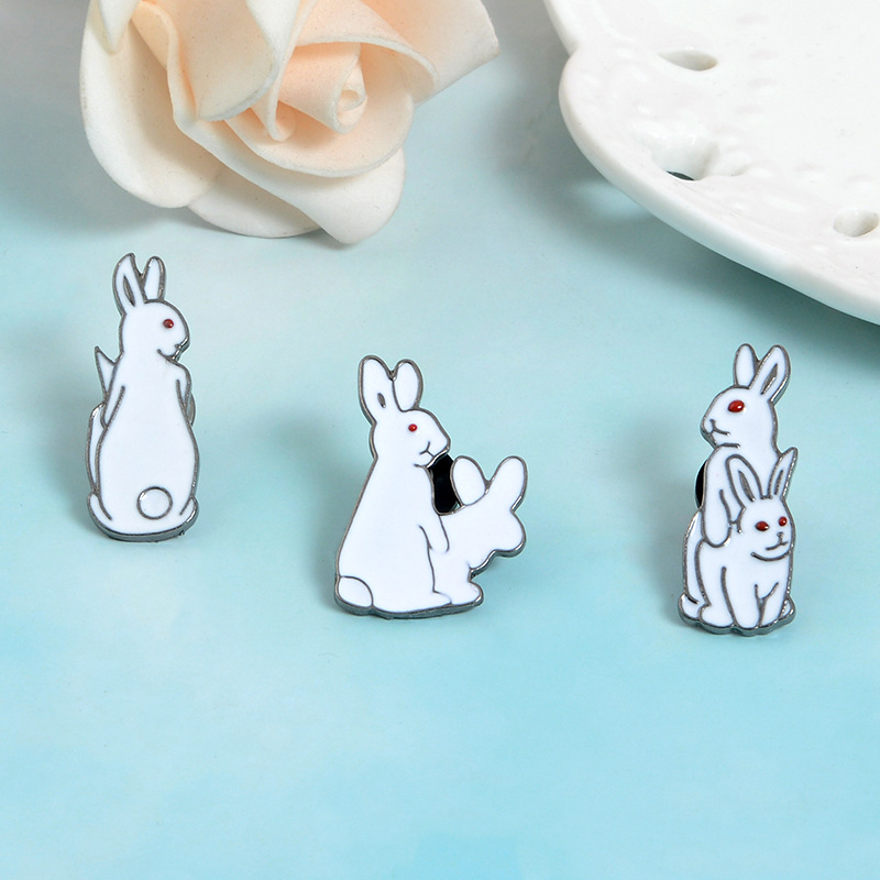 漫画動物ブローチピン、バニーラペル、エナメルピン、デニムジャ - Embroidery Rabbit のレビューと価格