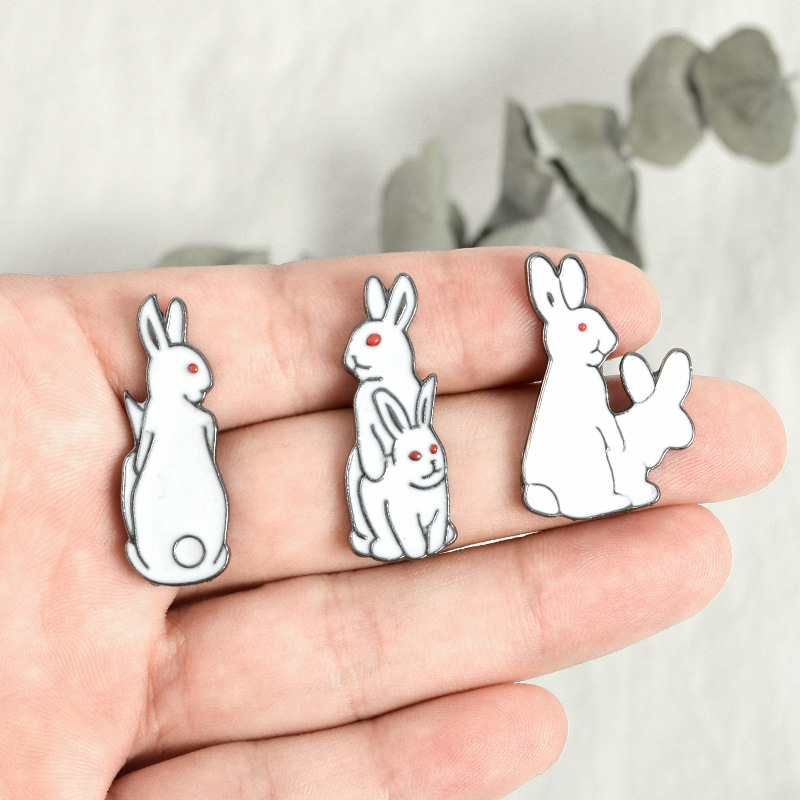 漫画動物ブローチピン、バニーラペル、エナメルピン、デニムジャ - Embroidery Rabbit のレビューと価格