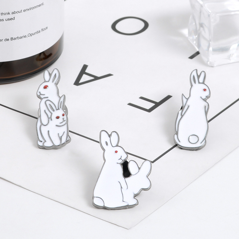 漫画動物ブローチピン、バニーラペル、エナメルピン、デニムジャ - Embroidery Rabbit のレビューと価格