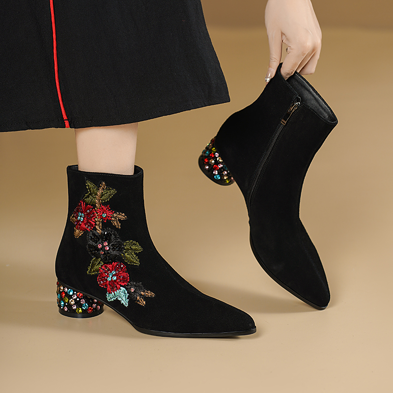 ボヘミアンブラックカウスエードアンクルブーツ レディース 花 - Embroidery Flower のレビューと価格