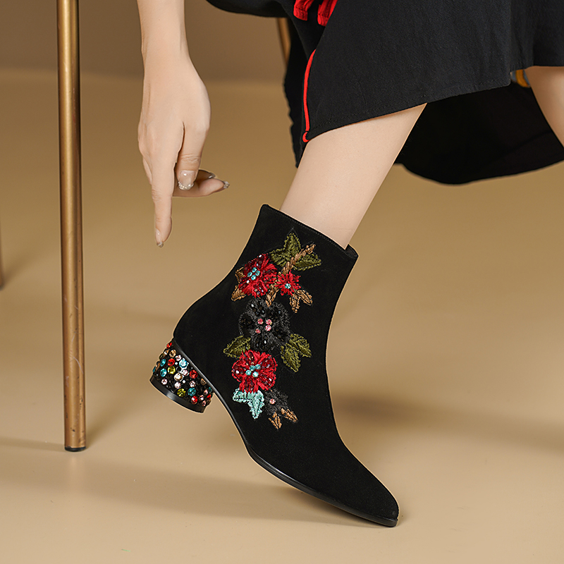 ボヘミアンブラックカウスエードアンクルブーツ レディース 花 - Embroidery Flower のレビューと価格