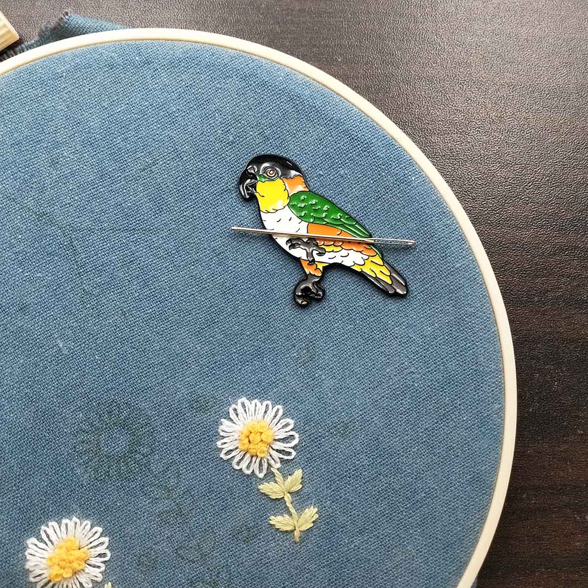 鳥型ニードルマインダー 強力磁石 刺繍用 かわいいニードルナ - Needle Minder Magnet のレビューと価格