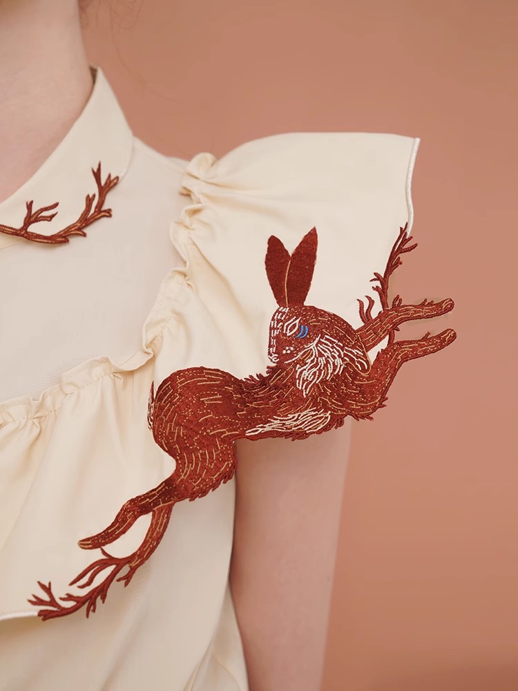 女性のためのウサギの刺繍されたシャツ、絶妙な夏のシャツ - Embroidery Rabbit のレビューと価格